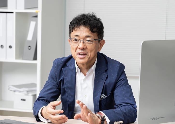 インタビューに答える久野譜也氏